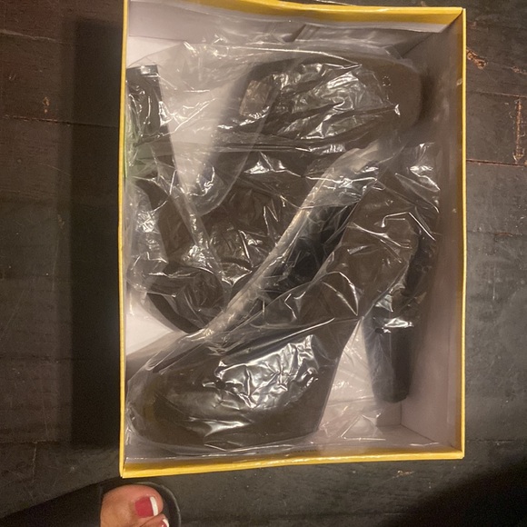 MyDeliciousShoes.com. Simmer-H Cocoa Lami suede heels - Picture 9 of 10